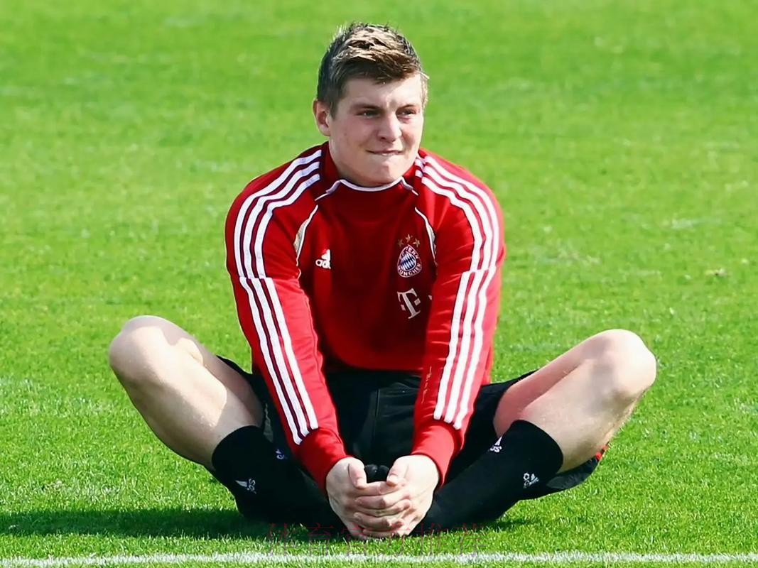 克罗斯跨年夜更新社媒:祝所有人2022年快乐! 克罗斯跨年夜更新社媒:祝所有人2022年快乐!