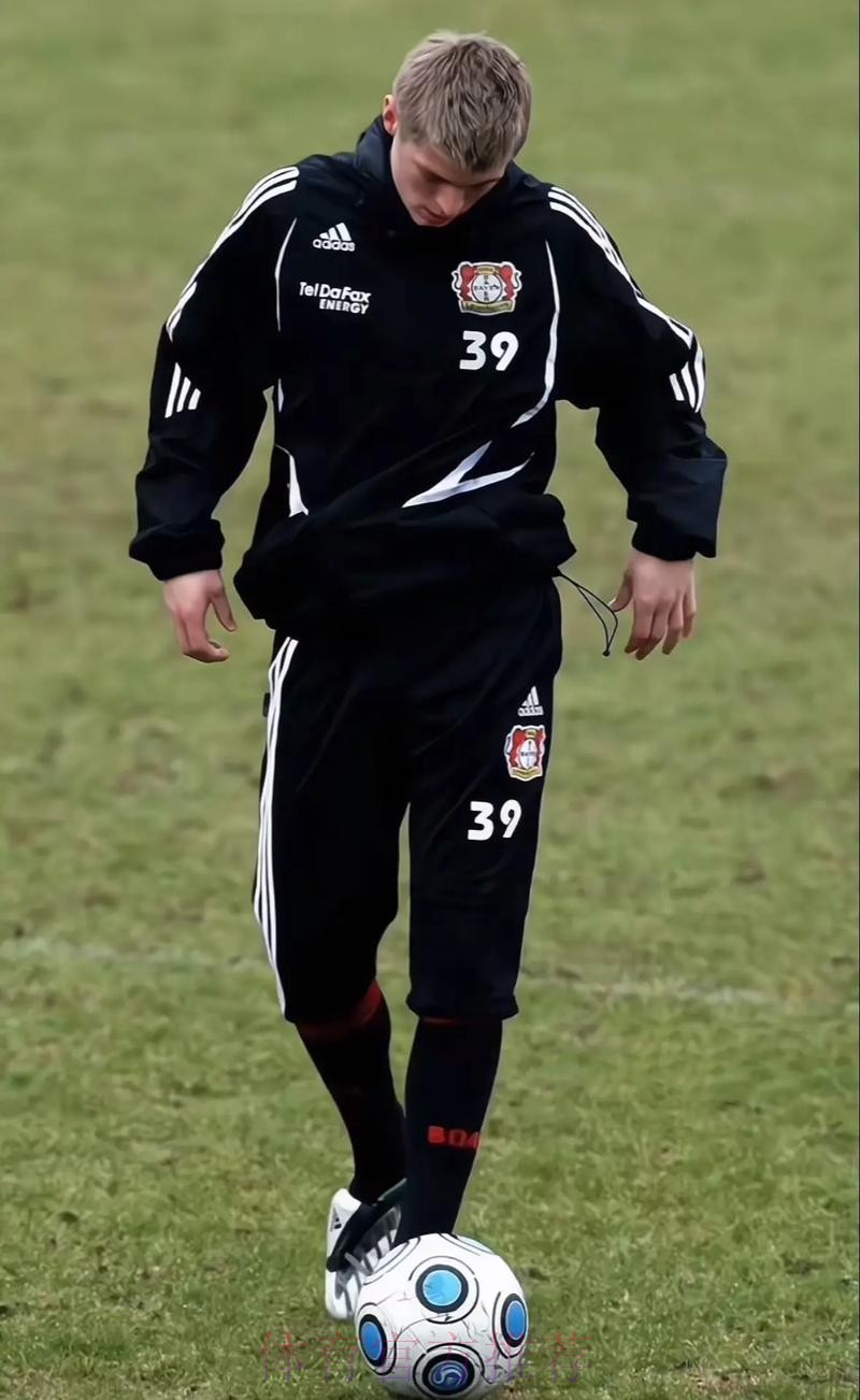 克罗斯跨年夜更新社媒:祝所有人2022年快乐! 克罗斯跨年夜更新社媒:祝所有人2022年快乐!